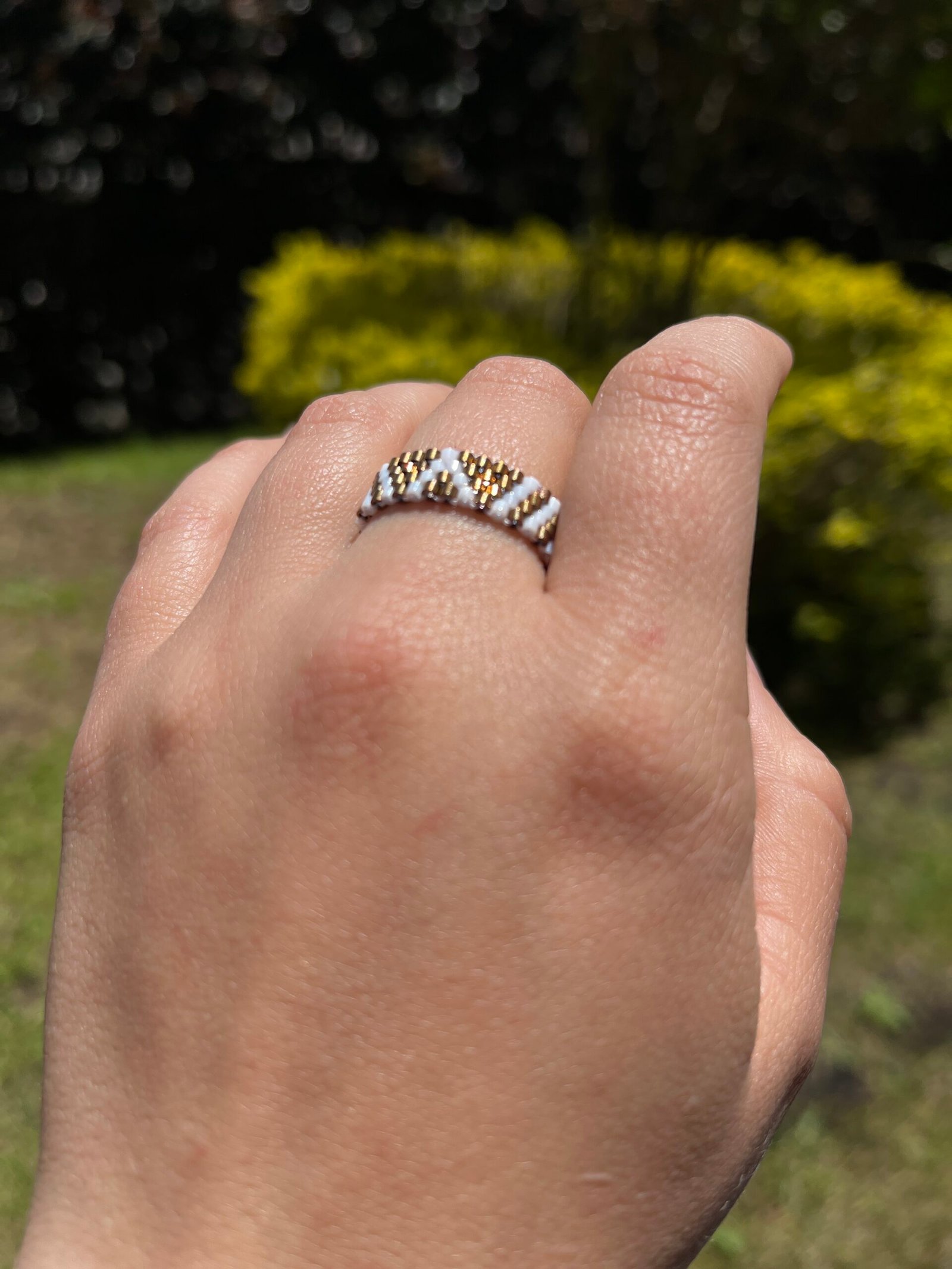 Anillo Tejido Blanco y Dorado - Imagen 2